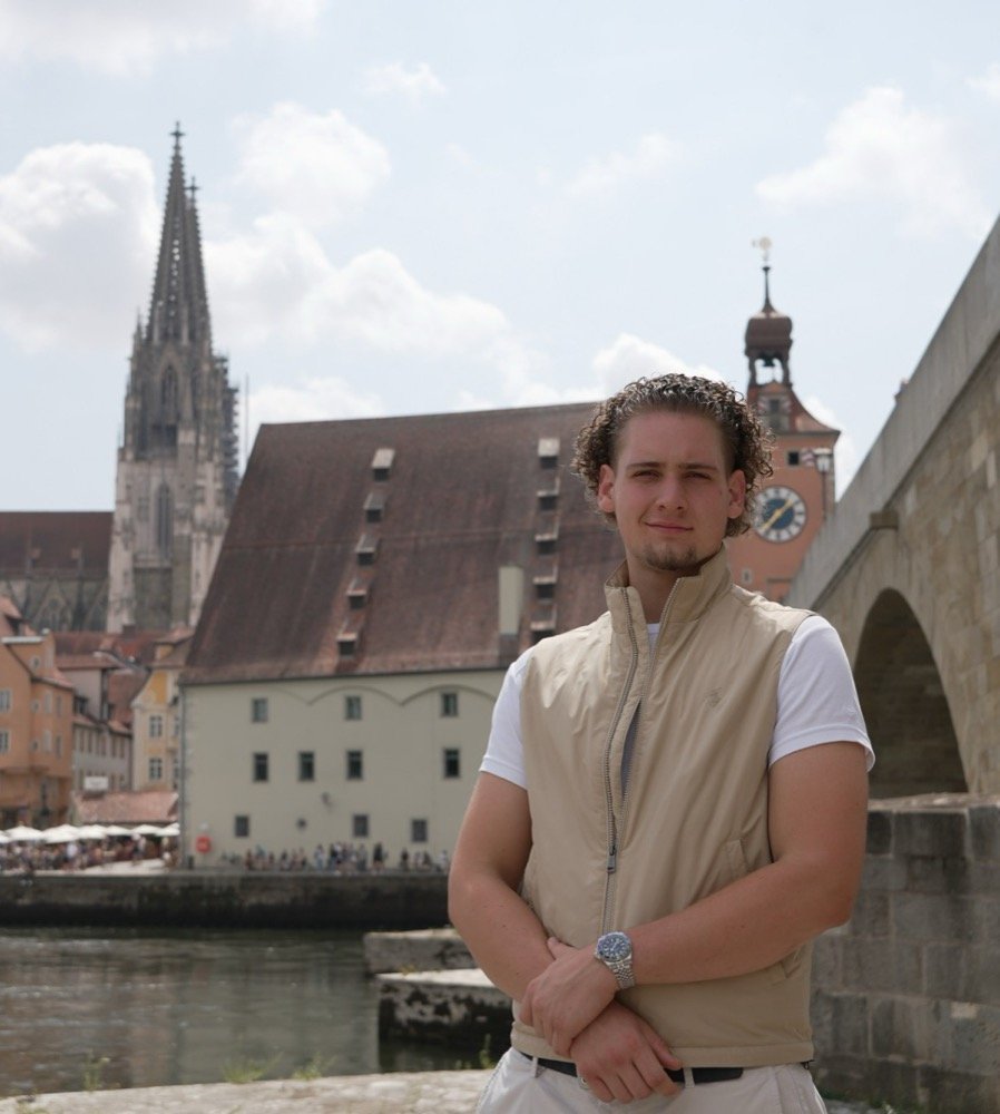Dominik Waller an der Steinernen Brücke in Regensburg, im Hintergrund der Dom und der Salzstadel