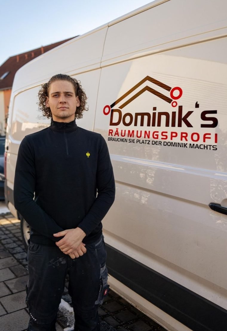Dominik Waller steht vor seinem beschrifteten Transporter in Arbeitskleidung